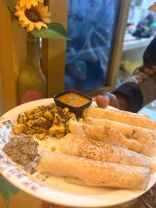 Clovees Rooms and Cafe