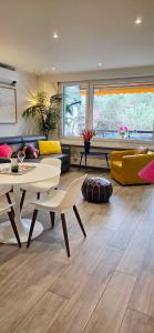 Tropical Art Apartment