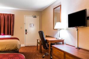 Queen Room with Two Queen Beds - Smoking room in Econo Lodge Inn & Suites
