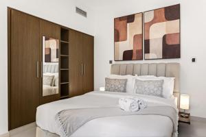 FIRST CLASS 2BR Walk to Burj & Dubai Mall