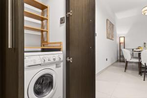 FIRST CLASS 2BR Walk to Burj & Dubai Mall