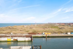 Lighthouse View - Pier facing apartment with garage