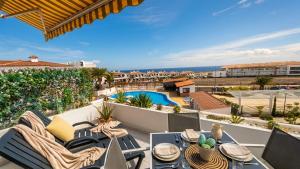 Soleggiato attico vista mare e piscina SC768