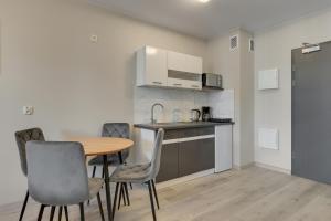 Mostek 246 - Grey & Flowers by Grand Apartments