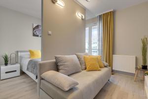 Mostek 246 - Grey & Flowers by Grand Apartments