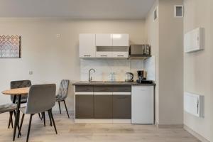 Mostek 246 - Grey & Flowers by Grand Apartments