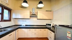 Song of the Cicadas by Levitate - Cosy Double Bedroom Cottage Valley View & Private Kitchen