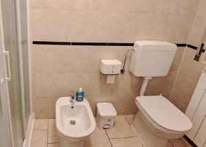 Dinkys apartment with a balcony overlooking the woods