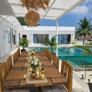 Luxury Villa with Unique Glass Pool 5BR 10 Guests
