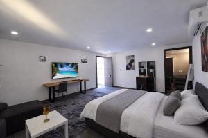Luxury Villa with Unique Glass Pool 5BR 10 Guests