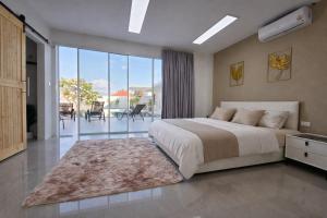 Luxury Villa with Unique Glass Pool 5BR 10 Guests