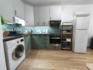Renovated 2BR Apt near Mackenzie Beach