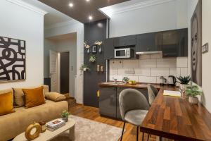 Super Central Cosy 2 plus 1 BR Near NewYork Cafe with Balcony