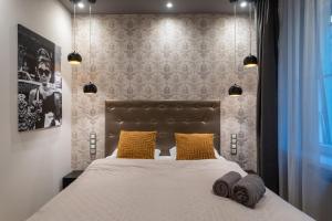 Super Central Cosy 2 plus 1 BR Near NewYork Cafe with Balcony