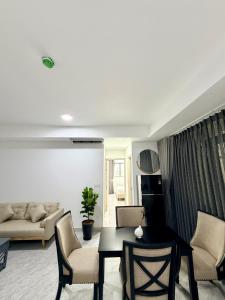 Luxury 2BR Apartment with Landmark 81 View