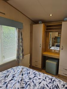 8 birth Diamond rated Caravan, en-suite, with decking at Parkdean resorts, Southview holiday park