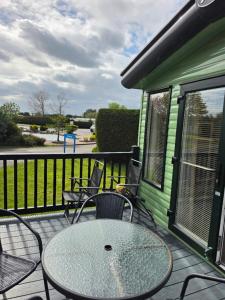 8 birth Diamond rated Caravan, en-suite, with decking at Parkdean resorts, Southview holiday park
