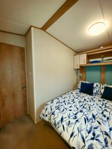 8 birth Diamond rated Caravan, en-suite, with decking at Parkdean resorts, Southview holiday park