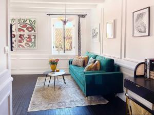 Emerald Chic - Old Town Apartment