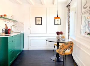 Emerald Chic - Old Town Apartment