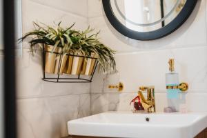 Deluxe Dubai Spa Apartment - Jacuzzi & Sauna Free Parking