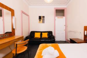 Relaxing 4 bdrm Central Apartment