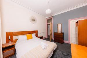 Relaxing 4 bdrm Central Apartment