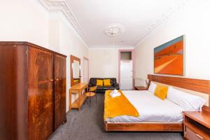 Relaxing 4 bdrm Central Apartment