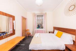 Relaxing 4 bdrm Central Apartment