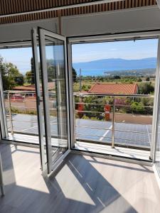 Sunny Home Loutraki is a modern studio with views of the bay and mountains with private parking