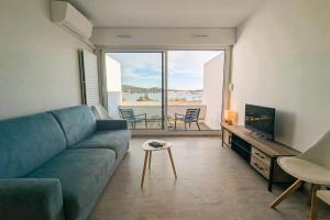 Bright studio with pool and sea view