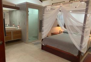 Uva Blue Villas - Pool House - AC, 3 bedrooms, 7 guests, Indoor pool with spill