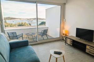 Bright studio with pool and sea view