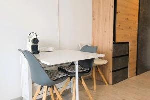 Bright studio with pool and sea view