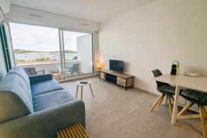 Bright studio with pool and sea view