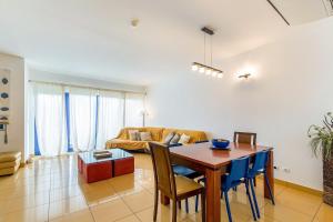 Spacious Duplex by Albufeira Marina - Sleeps 6 - Homesbyfc