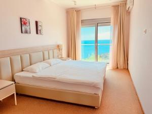 Hillside Apartment with Sea View