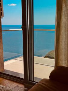 Romantic Hillside Escape Sea View and Infinity Pool