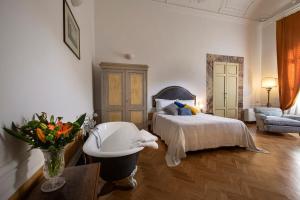 Frescoed Renaissance Palazzo with 4 Ensuites near Duomo