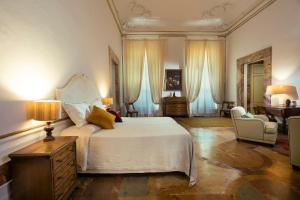 Frescoed Renaissance Palazzo with 4 Ensuites near Duomo