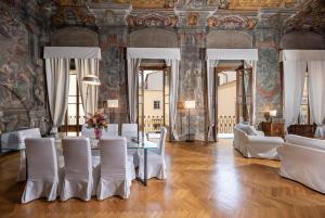 Frescoed Renaissance Palazzo with 4 Ensuites near Duomo