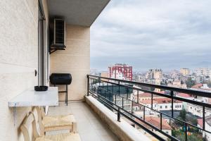 City Center Stay with Balcony View, 2BR, Sleeps 5