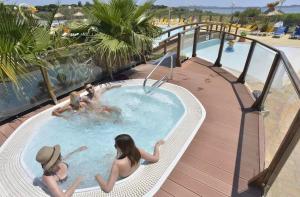 Mobil-home 6 pers neuf, Clim, terrasse & piscines