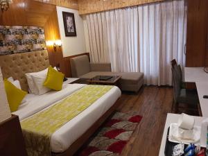 Kavin Suryansh Regency - Near Mall Road