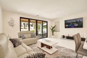 Luxury Las Olas 6200sqft - sleeps 28 & with 2 pools