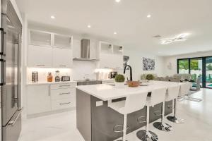 Luxury Las Olas 6200sqft - sleeps 28 & with 2 pools