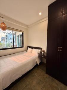 2 Bedroom Apt Balcony, Near Old Quarter, next to Truc Bach Lake