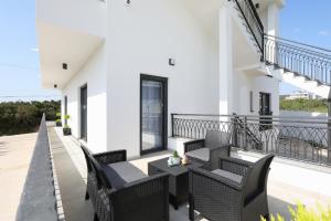 Golden Horizon Residence-Peaceful Oasis with Pool Near the Sea