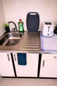 Airport Studio Quick City Access w Free Breakfast