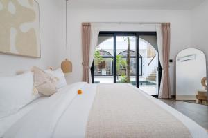 Villa Ziggy - Private 1BR with Plunge Pool and Rooftop in Tumbakbayuh